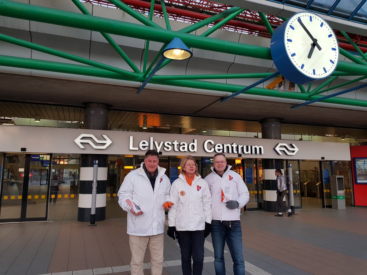 Vanochtend delen wij #mandarijntjes uit aan de reizigers op station #Lelystad. Eet smakelijk!

Kies 21 maart <a href="/VVDLelystad/">Lelystadse VVD</a>. Lijst 1. #VoorLelystad. #Kiesvoordoen!