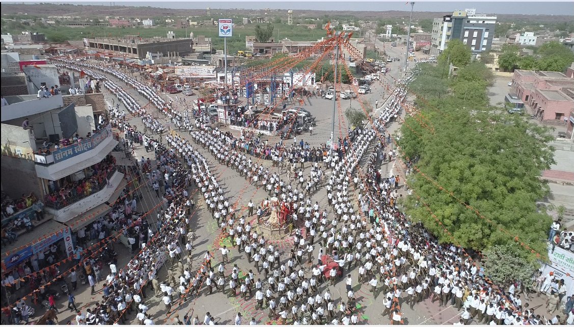 friendsofrss's tweet photo. परमाणु नगरी पोकरण (राजस्थान) में संघ द्वारा "जागृत हिन्दू महासंगम" का आयोजन हुआ। स्वयंसेवकों ने पूरे शहर में तीन दिशाओं से पथ संचलन निकाला और जैसलमेर के उन सभी वीरों के परिवारों को सम्मानित किया गया जिन्होनें देश की रक्षा हेतू अपना बलिदान दिया। https://t.co/nB6U6t5Hk2