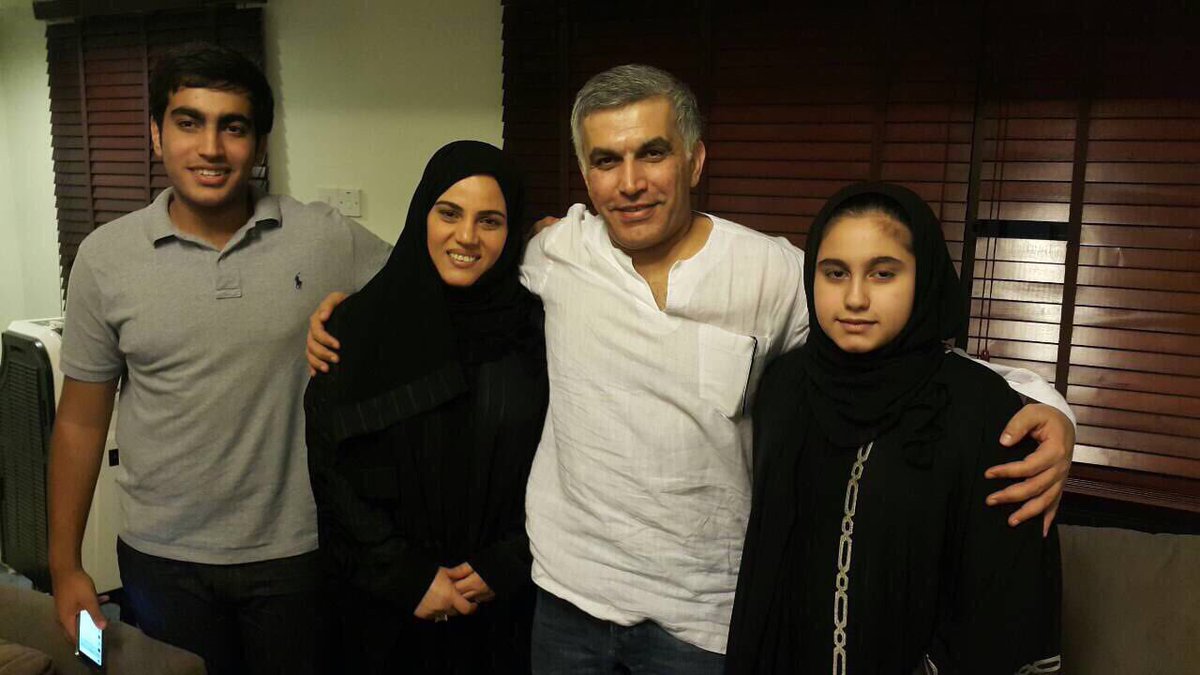 Adamnabeel's tweet photo. احتار كيف تحيأ في زنزانتك المعزولة، وكيف تمر عليك الأيام بطيئة متكررة، 
وكيف تشعر وانت تساق بالأقياد للمستشفى والمحكمة، 

استغرب من هذا الكبرياء والصمود الذي تحمله ما بين ��لوعك، صباحك أخضر مزدهر يا رفعة رأسنا. 

#نبيل_رجب #freenabeel https://t.co/3d5PbVwoYD
