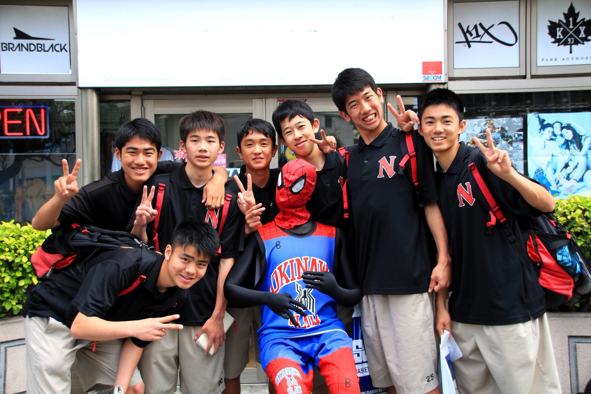 SLAM_Okinawa's tweet photo. 宮崎県より高校生ボーラーがご来店♪K1Xが人気なようで、それぞれゲットしてくれました～♬九州大会もお疲れ様でした!!残った時間で沖縄を満喫して疲れを癒してくださいね😁!!
#スラムスナップ #九州大会 #観光 #沖縄旅行 https://t.co/1AppoOqadk