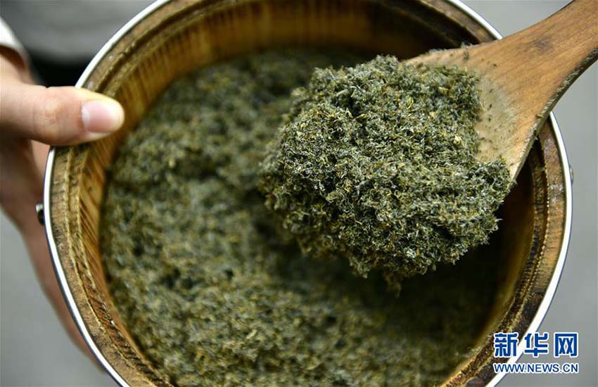 tyukaryouri's tweet photo. 「社飯」は湖北省恩施トゥチャ族ミャオ族自治州の住民たちが、立春から5回目の戊日にかけての期間に作る伝統的な食べ物である。山で採れるカワラニンジン、アサツキ、ナズナなどの早春の植物は必須の材料だ。これらを臘肉（燻製肉）やもち米などと混ぜ、木製の甑で蒸すと、春らしい社飯」が完成する。 https://t.co/Kz8swfs1lF