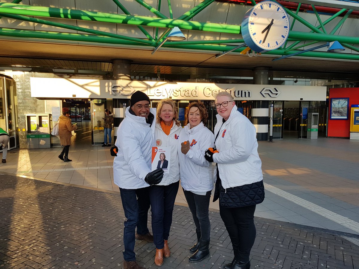 Onze 400 mandarijntjes vielen in de smaak bij de reizigers: na een uurtje waren ze allemaal vergeven!

Stem 21 maart <a href="/VVDLelystad/">Lelystadse VVD</a>. Lijst 1. #VoorLelystad. #Kiesvoordoen!