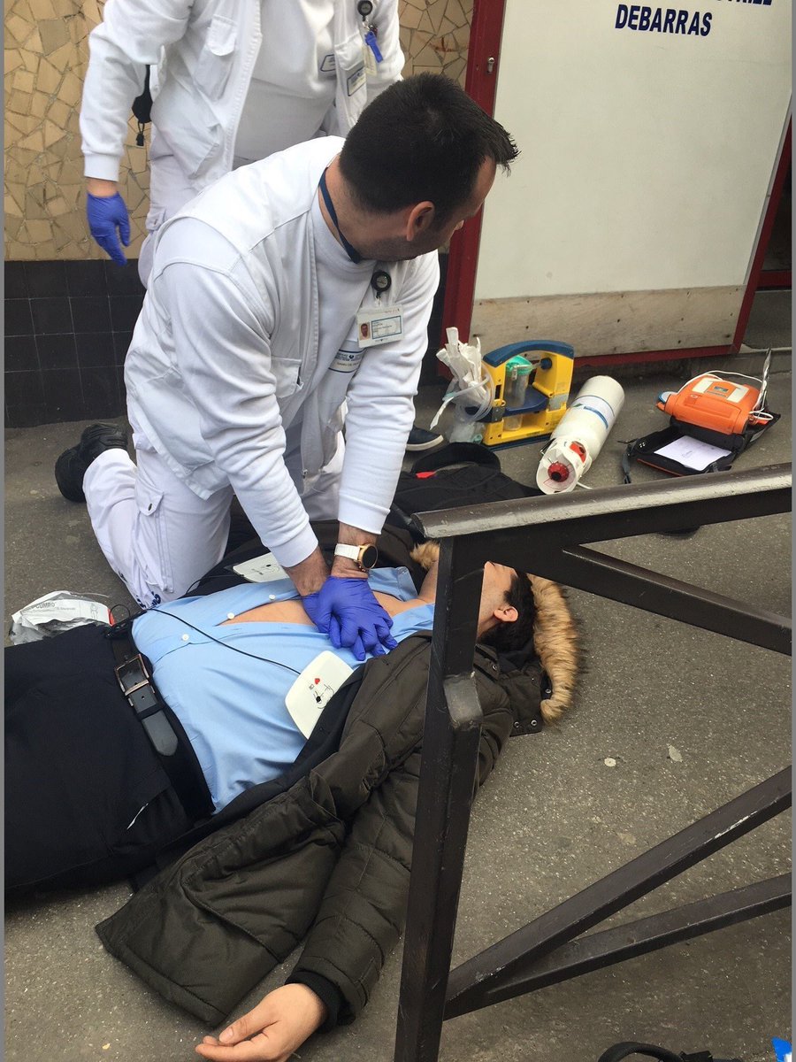 SAMUdumonde's tweet photo. Le SAMU du Monde peut coller les électrodes n’importe comment sur la chemise du patient car le trajet du courant électrique a été régulé par le SAMU du Monde. #ChuckNorrisChallenge https://t.co/dEsXkVQBDE