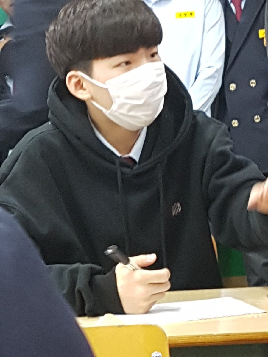 jaeeeeon's tweet photo. 오늘도 학교 가서 사인해 준 재원 선수 ㅠㅠ 맛있는 건 많이 드셨나요 ㅎㅎ

#정재원 #재원 https://t.co/mBaezKv89g