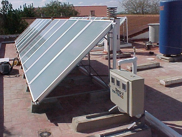 TensolE's tweet photo. Empezamos la semana con un recuerdo. Esta instalación produce agua caliente sanitaria para un Centro de Menores gaditano. Los trabajos se realizaron en el 2004.
14 años ahorrando energía gracias al Sol.
#EquipoTensol
#BuenaEnergía
#Tensol
#EnergíaSolar
#PlascasSolares https://t.co/93aBf3ZFAG