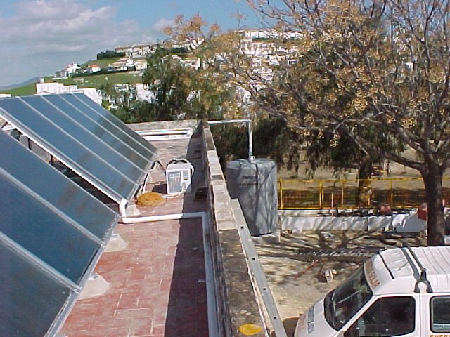 TensolE's tweet photo. Empezamos la semana con un recuerdo. Esta instalación produce agua caliente sanitaria para un Centro de Menores gaditano. Los trabajos se realizaron en el 2004.
14 años ahorrando energía gracias al Sol.
#EquipoTensol
#BuenaEnergía
#Tensol
#EnergíaSolar
#PlascasSolares https://t.co/93aBf3ZFAG