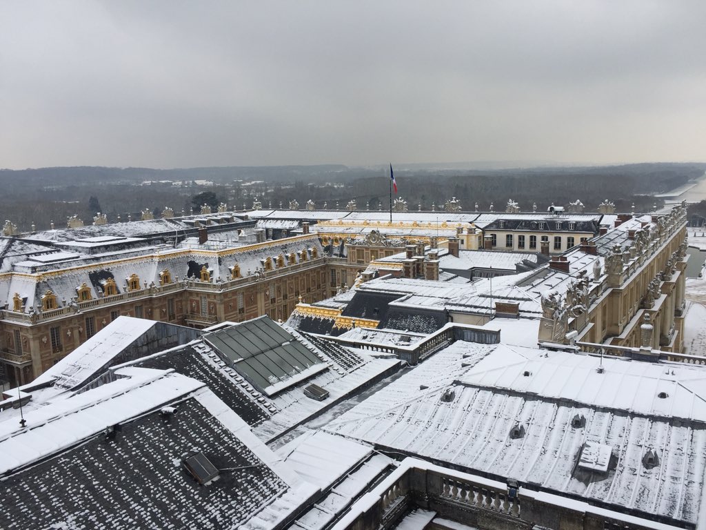 CVersailles's tweet photo. La neige fait son retour au château de Versailles ❄️ // The snow is back at the Palace of Versailles ❄️ https://t.co/Y3fxPERUc6