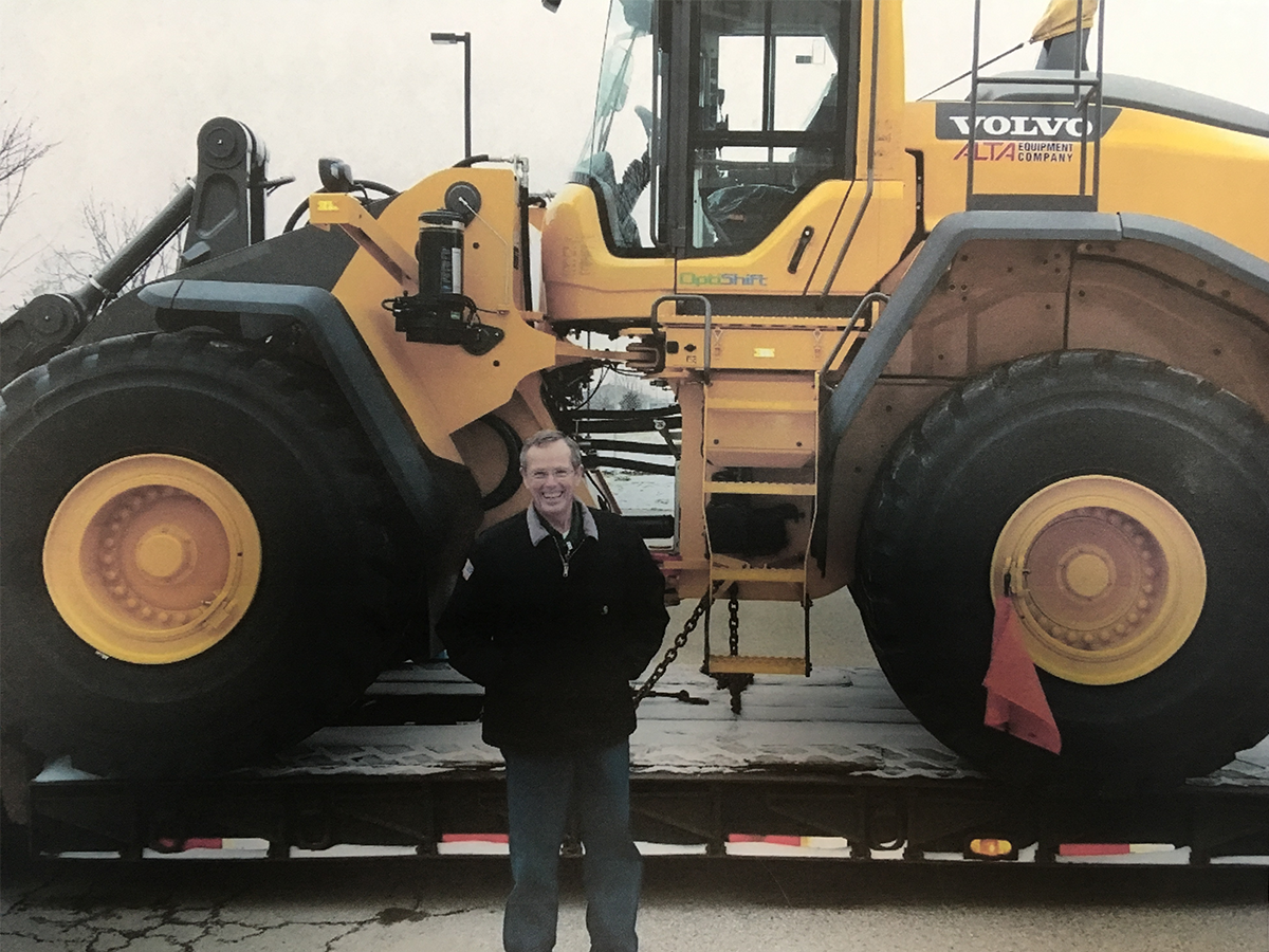 FlyGRFord's tweet photo. Please show some love to GRR employee Mike Jennings! After retiring from the Grand Rapids Police Dept, he came to work for our airport as a seasonal plow driver. He is a Marine Corps Veteran, father, grandfather, and is celebrating 20 years at GRR! Thanks for your service, Mike! https://t.co/81uX164ujb