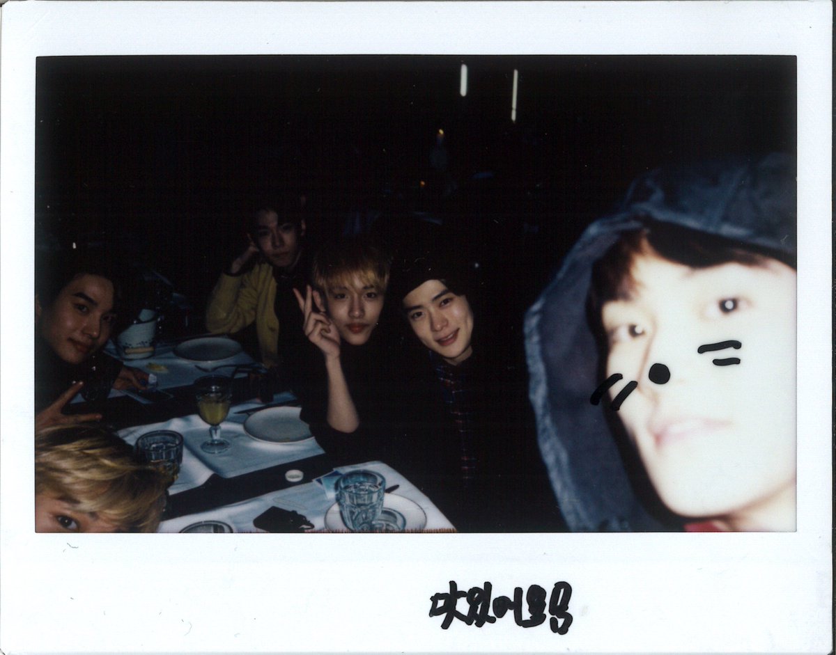 여러분 오늘 영상 보셨어요? 양배추 스프도 먹고 사진도 찍어주면서 형들이랑 재밌는 시간을 보냈어용 여러분들이 좋아하셨으면 좋겠어용ㅎ! - 제우스

vlive.tv/video/61770/pl…

#NCT2018_EMPATHY 
#NCT #NCT2018 #NCT_U #NCT_U_BOSS #BOSS