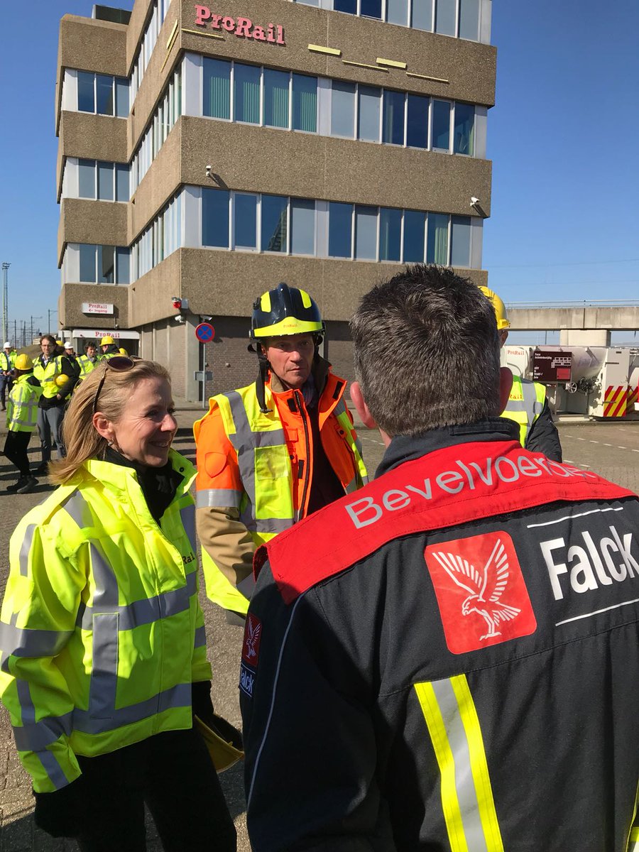 MinIenW's tweet photo. Vervoer van goederen over het spoor is #duurzaam, ontlast onze wegen en is beter voor het milieu. Staatssecretaris @SvVeldhoven bezoekt Kijfhoek, het grootste rangeerterrein van Nederland waar veiligheid voorop staat. https://t.co/rMvzjKNxT8