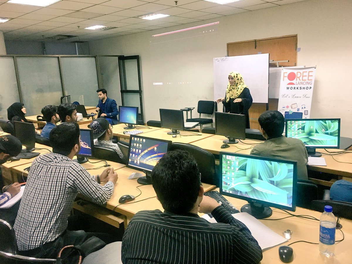 TechHubConnect's tweet photo. .@NoreenAhmad721 (instructor) telling the class the difference between long tail and short tail keywords!
#Foreelancing https://t.co/3jSrbfNMrn