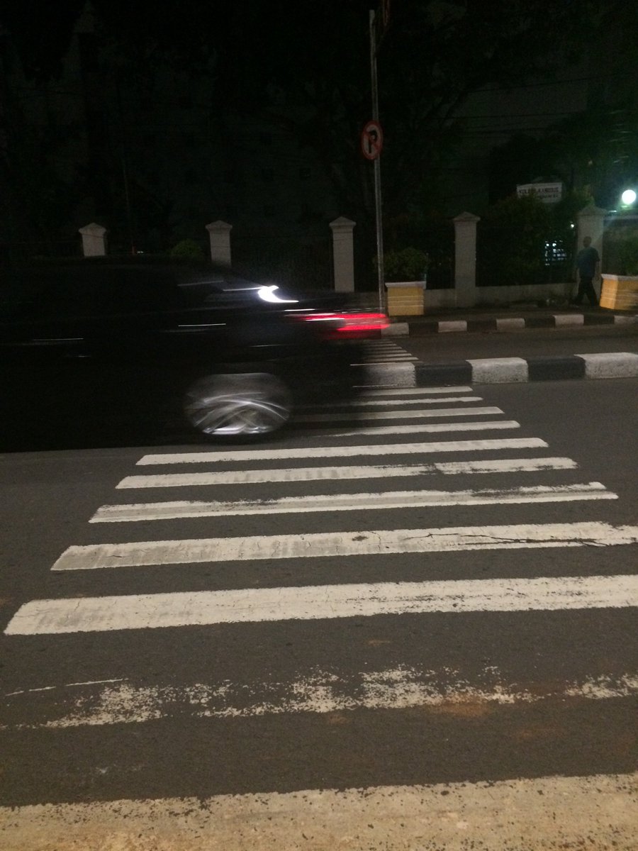 Jangan kasih lewat tuh pe <a href="/JalanKaki/">JalanKaki</a> yang ingin seberangi zebra cross!!!

Mungkin begitu yang ada di benak pemobil dan pemotor saat melihat saya berusaha menyeberangi jalan?

Colek <a href="/irwanahmett/">irwan ahmett</a>