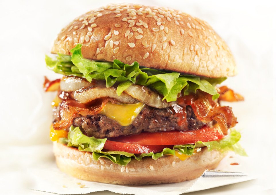vrijdag HEREN-1 tegen AMERSFOORT Heren-1,Eet u mee dan kunt u genieten van een heerlijke hamburger met friet. 100% mals rundvlees, met bacon, ui, tomaat, augurk, kaas en burger relish saus op een heerlijk broodje.  portie friet!
reserveren opgeven bar@mhcleusden, aantal, en tijd.