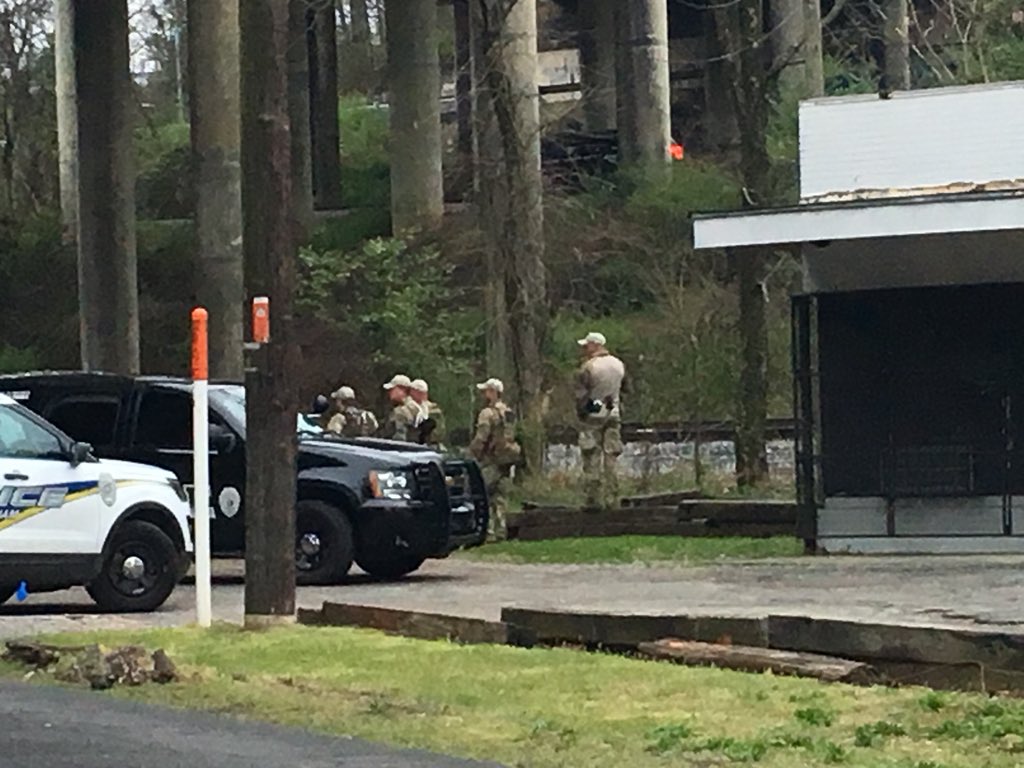 StoneySharp3340's tweet photo. K-9 units search railroad tracks off Oporto-Madrid Blvd in Irondale.  We’re working to confirm if search is for Gardendale person of interest Jon Bowden.  Bowden is wanted for questioning after female was found dead in home on Greenwood Ave in Gardendale Sunday afternoon. https://t.co/VlcHrSI9td