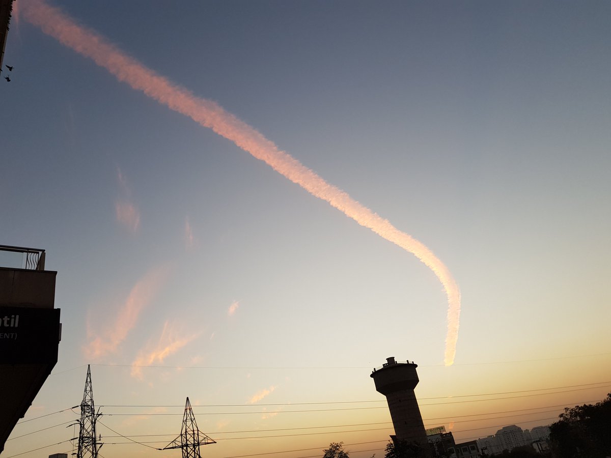 ishanagarwal24's tweet photo. Can anyone explain to me what in the world this is? I saw this in my city yesterday and have been trying to figure out! #MysteriousCloud #WeirdCloud #Sky #Gurugram https://t.co/7KxIf16aiP