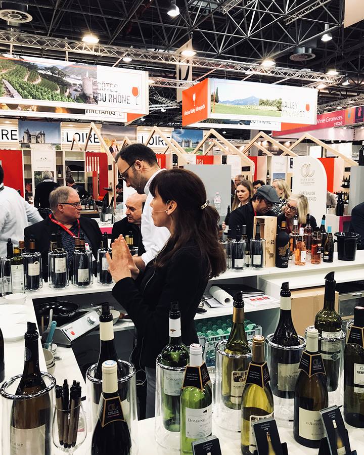 VinsPaysdOcIGP's tweet photo. Le salon @ProWein à ouvert ses portes ce dimanche et les vins Pays d'Oc IGP sont bien sûr présents (Hall 11 stand E60) aux cotés de 16 domaines.
Au programme : des accords "Vin &amp; Poulet", dégustation des cuvées #PaysdOcCollection 2017 et une surprise musicale #TastePaysdOc https://t.co/Z2SM9JJsNa