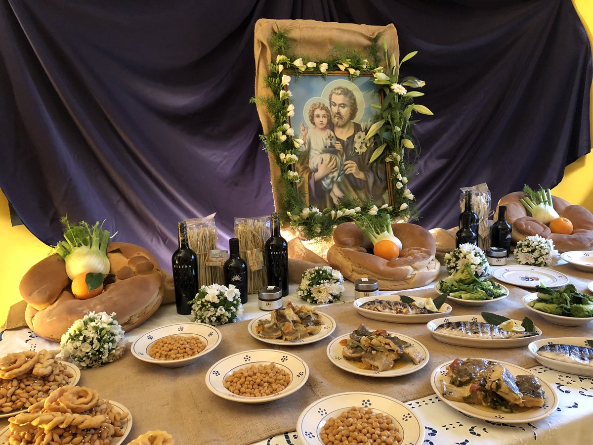 Tra fede e folclore,la Puglia si colora con i piatti della tradizione per celebrare San Giuseppe😊
Le tradizionali tavolate accolgono devoti, vicini e curiosi per i riti che scandiscono questa ricorrenza 👉bit.ly/2DEbX6f
#WeAreinPuglia #PugliaEvents
📸<a href="/Salentodove/">Salentodove.it</a>