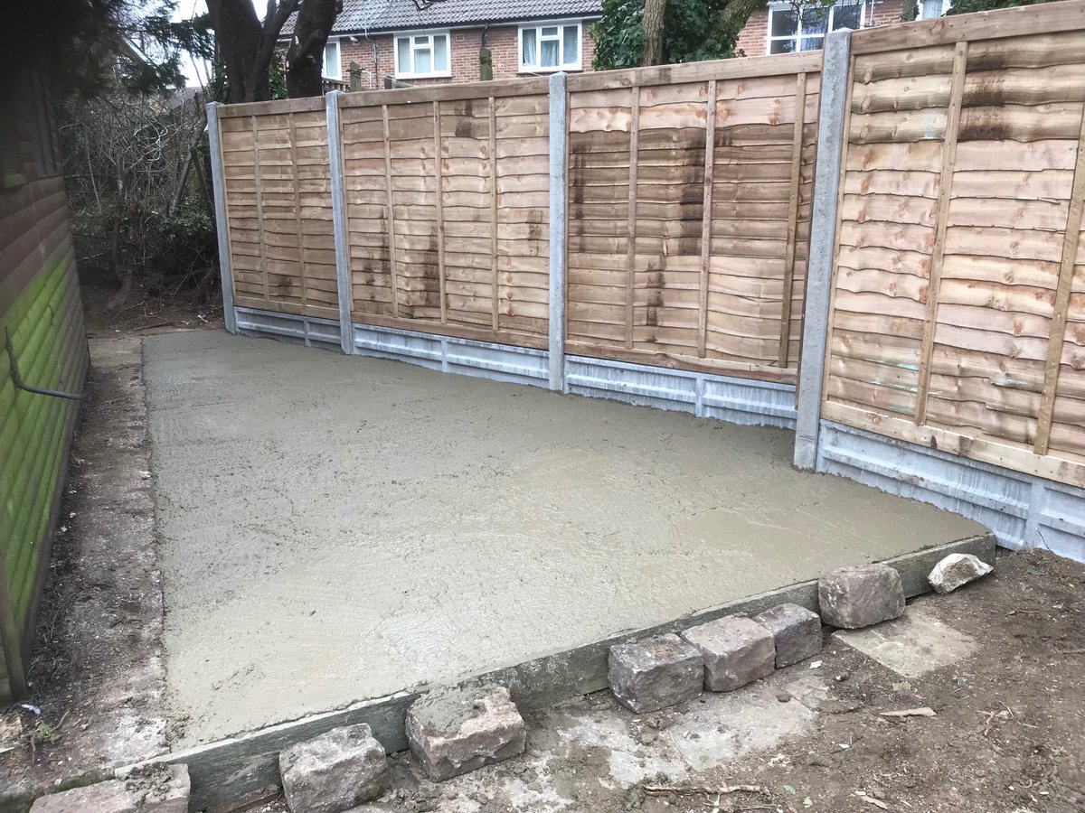 SSurfacing's tweet image. Garden cleared, fence done and concrete base for new shed👍👍