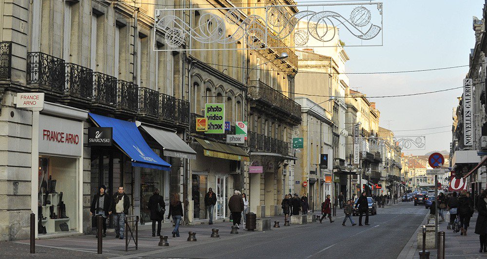 Le rapport #Marcon en faveur de la revitalisation du #centreville pose une problématique d'ensemble, liée à leur gouvernance, leur accessibilité, leur implantation commerciale et le rééquilibrage de la fiscalité entre #commercephysique et #commercedigital. sco.lt/7G4CY5