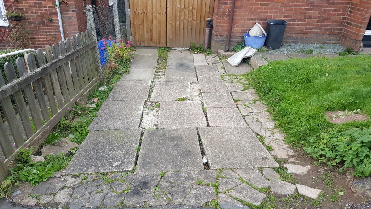 DonmacSolutions's tweet image. Full dig tarmac with charcoal block edge and fencing #perfectionism #welldone 👍