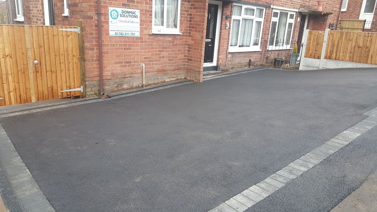 DonmacSolutions's tweet image. Full dig tarmac with charcoal block edge and fencing #perfectionism #welldone 👍