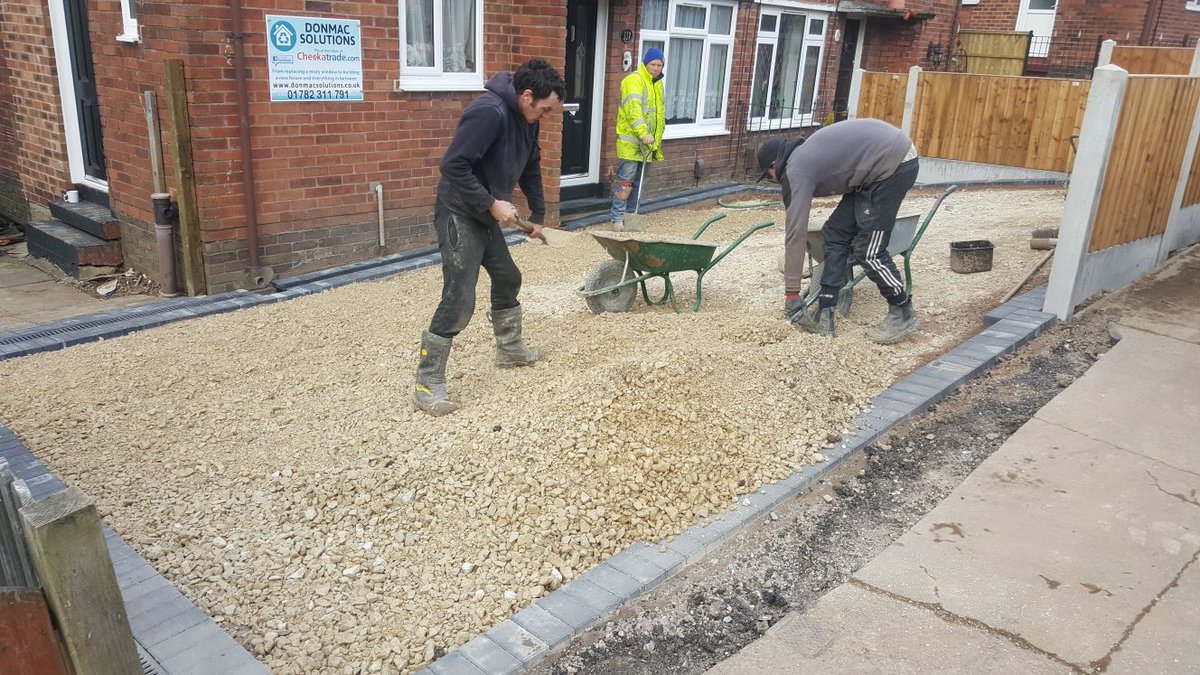 DonmacSolutions's tweet image. Full dig tarmac with charcoal block edge and fencing #perfectionism #welldone 👍