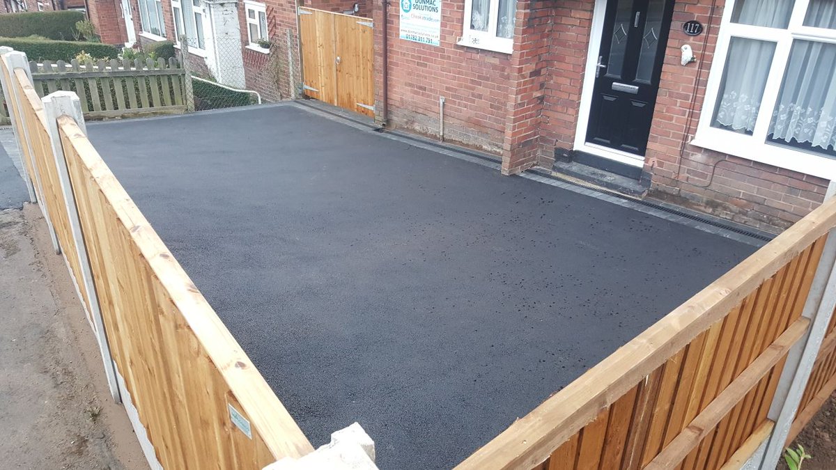 DonmacSolutions's tweet image. Full dig tarmac with charcoal block edge and fencing #perfectionism #welldone 👍