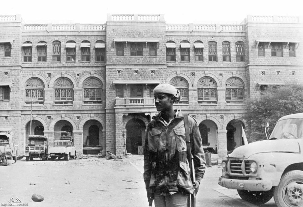 RepublicanYemen's tweet photo. ثلاث صور توضح مراسيم استقبال سلطان لحج (عدن) عبد الكريم فضل بن علي العبدلي، ونجله في في لندن 19 اغسطس 1960م خلال حضوره مؤتمر لندن، والصورة الرابعة لقصر السلطان العبدلي في لحج، التقطت سنة 1968م.
   
  #اليمن_الجمهوري https://t.co/UX7UGS1Uj7