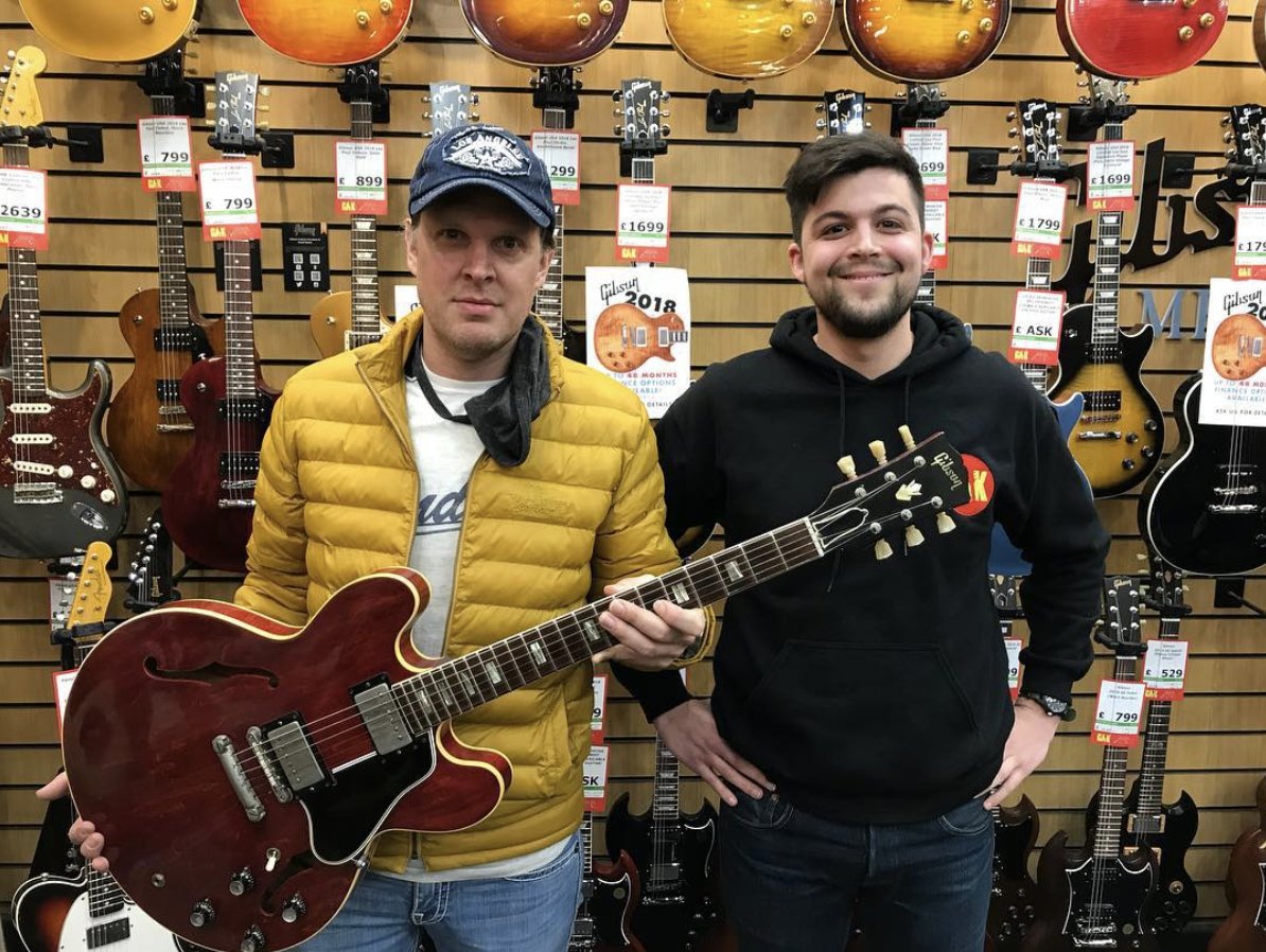 GAK_CO_UK's tweet image. It was lovely to meet @JBONAMASSA in store on Saturday. He took an incredible Gibson 62’ ES-335 from us, we can’t imagine it going to a better home. Cheers Joe!