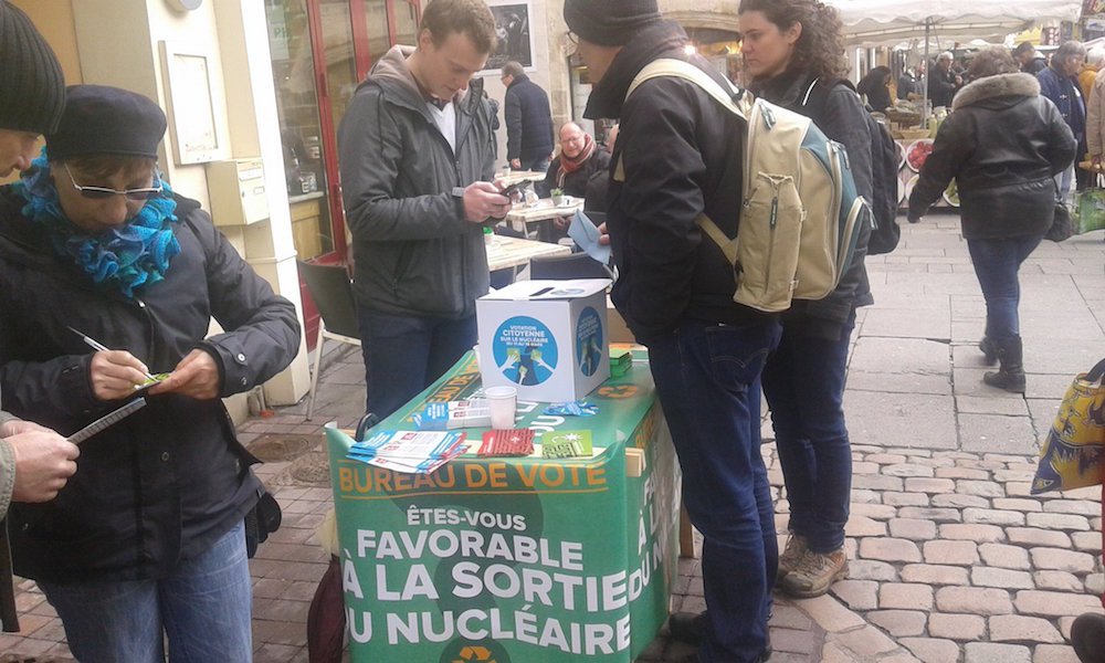 Reporterre's tweet photo. #nucleaire Nucléaire : plus de 300.000 personnes ont participé à la votation de la France Insoumise. 93 % en faveur de la sortie du nucléaire https://t.co/p6gBSHRqtT https://t.co/oEtD7vz47Z