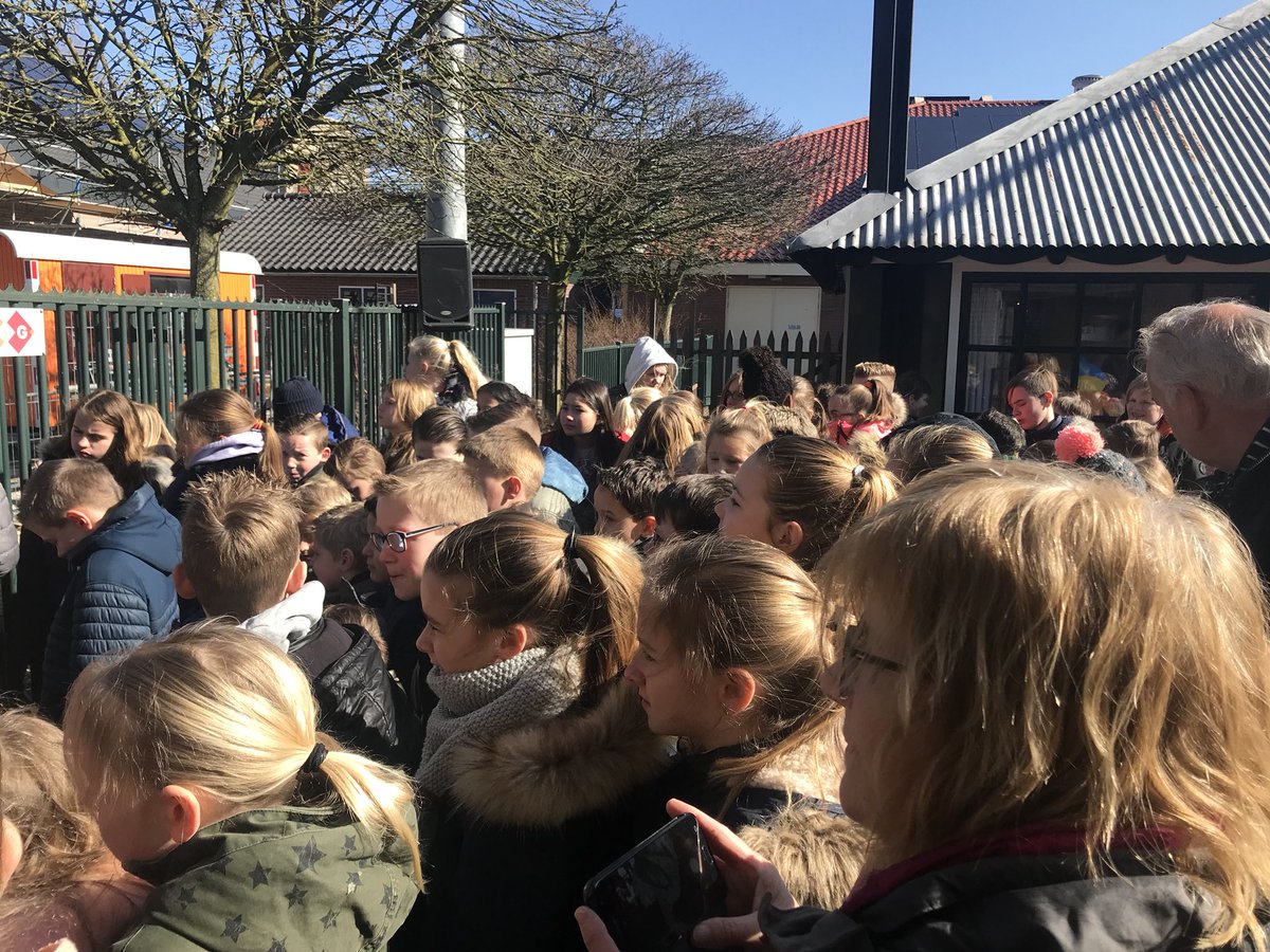 Lijsttrekker <a href="/ProKenB/">PRO Kaag en Braassem</a> <a href="/Ruudvanderstar/">Ruud van der Star</a> reikt de ‘goed voor elkaar bokaal uit’ met op de achtergrond de nieuwe duurzame toekomstbestendige school!