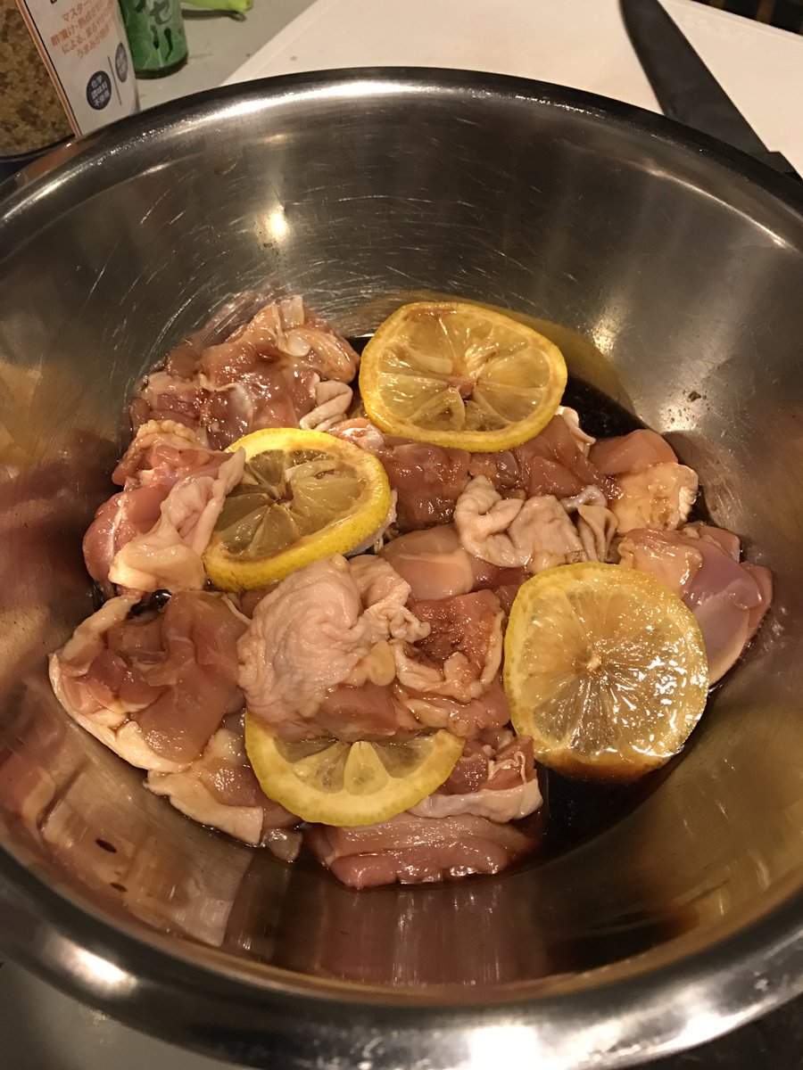 isaomk2's tweet photo. #めんつゆ料理でおすすめを教え合う

鶏肉のレモン幽庵焼き。
一口大に切った鶏肉をスライスレモンとめんつゆに漬け込んでオーブンで焼く。
面倒臭かったらフライパンでも良い。
本来幽庵焼きは柚子でやるのだけど、これなら一年中作れる。
勿論柚子があるなら、柚子で作ればさらに香り高く仕上がる。 https://t.co/OGjG98Fl35