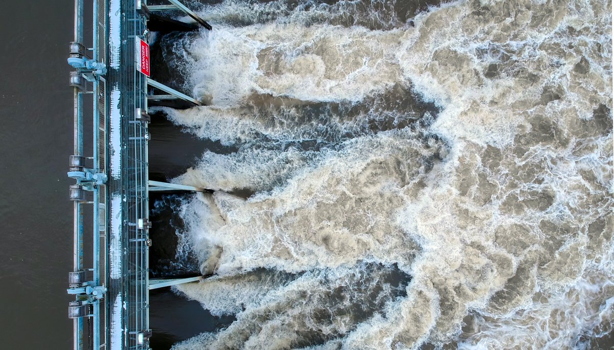 Another snowy weekend! ❄️ We stayed local &amp; took the #drones for a spin over #RayMillIsland &amp; the #wier at <a href="/boulters_river/">BoultersRiverside</a> in #Maidenhead 🌊📸 #boulterslock #drone #dronephotography #dronedreamsuk <a href="/MaidenheadAds/">MaidenheadAdvertiser</a> <a href="/EnjoyMaidenhead/">Enjoy Maidenhead</a> @boultersuk <a href="/StormHour/">#StormHour</a> @ViewsByDrones <a href="/DJIGlobal/">DJI</a>