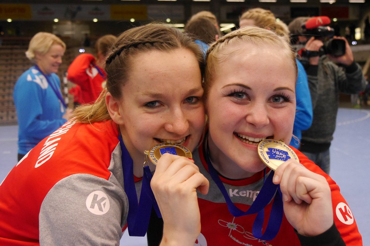 Polizei_MD's tweet photo. Willkommen in der neuen Woche! 

Wir starten mit einer erfreulichen Nachricht: Veronika und Josephin sind mit der deutschen #Nationalmannschaft #Europameister im #Handball der Frauen geworden! 

Herzlichen Glückwunsch, Mädels! #DPSK #EPM2018 https://t.co/Zm7K2VqPMM