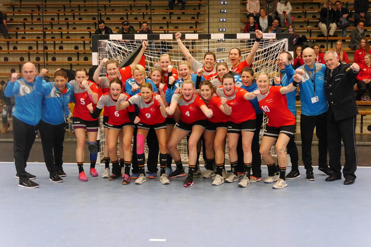 Polizei_MD's tweet photo. Willkommen in der neuen Woche! 

Wir starten mit einer erfreulichen Nachricht: Veronika und Josephin sind mit der deutschen #Nationalmannschaft #Europameister im #Handball der Frauen geworden! 

Herzlichen Glückwunsch, Mädels! #DPSK #EPM2018 https://t.co/Zm7K2VqPMM