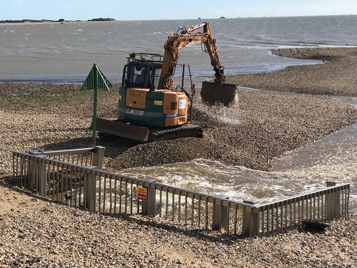 johnoflynnEA's tweet photo. #EastHantsFieldTeam back again to Stokes bay to clear shingle from a blocked #RiverAlver outfall, reducing flood risk to #Gosport residents. Report blockages through our 24/7 #Incident hotline 0800 807060. #floodaware @GosportCouncil. @hantsconnect @DiscoverGosport @Gosportnews https://t.co/dfImHr3xtg