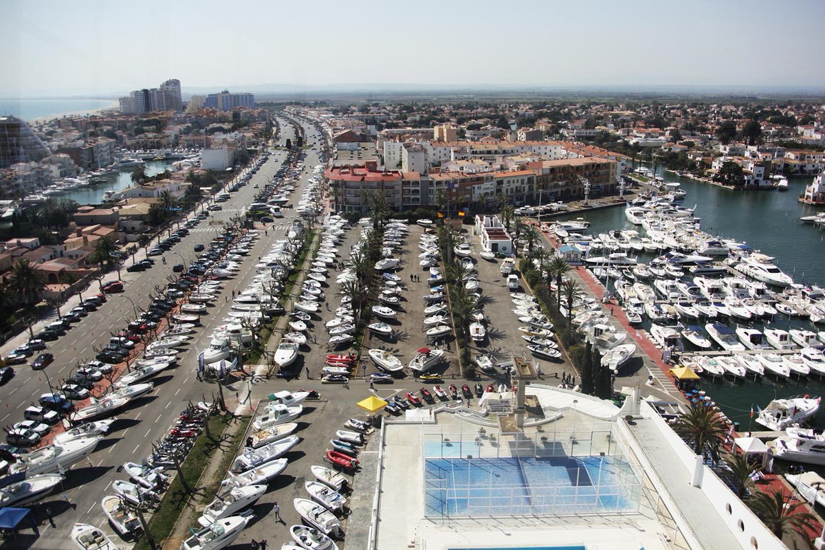 Del 24 de marzo al 1 de abril, el puerto Marina Empuriabrava <a href="/MarinaEmpuria/">Marina Empuriabrava</a> acogerá la "Feria del Barco de Ocasión". Se trata de la feria de barcos de segunda mano más extensa en todo el territorio, y contará con más de 400 embarcaciones a la venta. firavaixell.com/?id_idioma=es