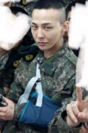 YongieMystic's tweet photo. This Hair cut and Jiyong..he looks so handsome😍�� https://t.co/gf4bOYcsvC