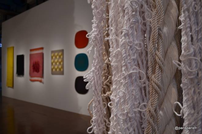 parisparisfr's tweet photo. Nous vous conseillons d'aller voir l'#ExpoSheilaHicks au @CentrePompidou. Les textiles de Sheila Hicks sont reliés à la mémoire car son œuvre évoque l'art du tissage d'Amérique latine, de l'Inde, du Maroc..Elle reste néanmoins une artiste  contemporaine...https://t.co/ik2dwQe9JN https://t.co/2z3hH8YtZt