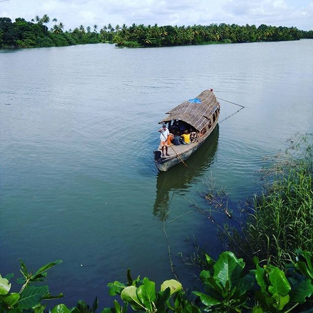 BacWater_Routes's tweet photo. End your day bathed in the shimmering slivers of light that peep through the coconut-tree lined backwater shores. 
#travel #boats #water #poothotta #Kerala #river #backwaters #beach #IncredibleIndia #boating  #Photography #bluewaters #summer  #travelphot… https://t.co/f0UJ0ckowe https://t.co/DQ4BN624vb