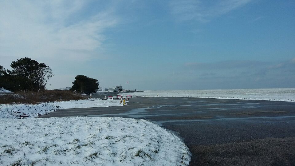Although it's not flying weather, the airfield is still beautiful 😍 #Perranporth #flying #fly #snow #snowbound #planealltuckedup #beautiful #cold #sunny