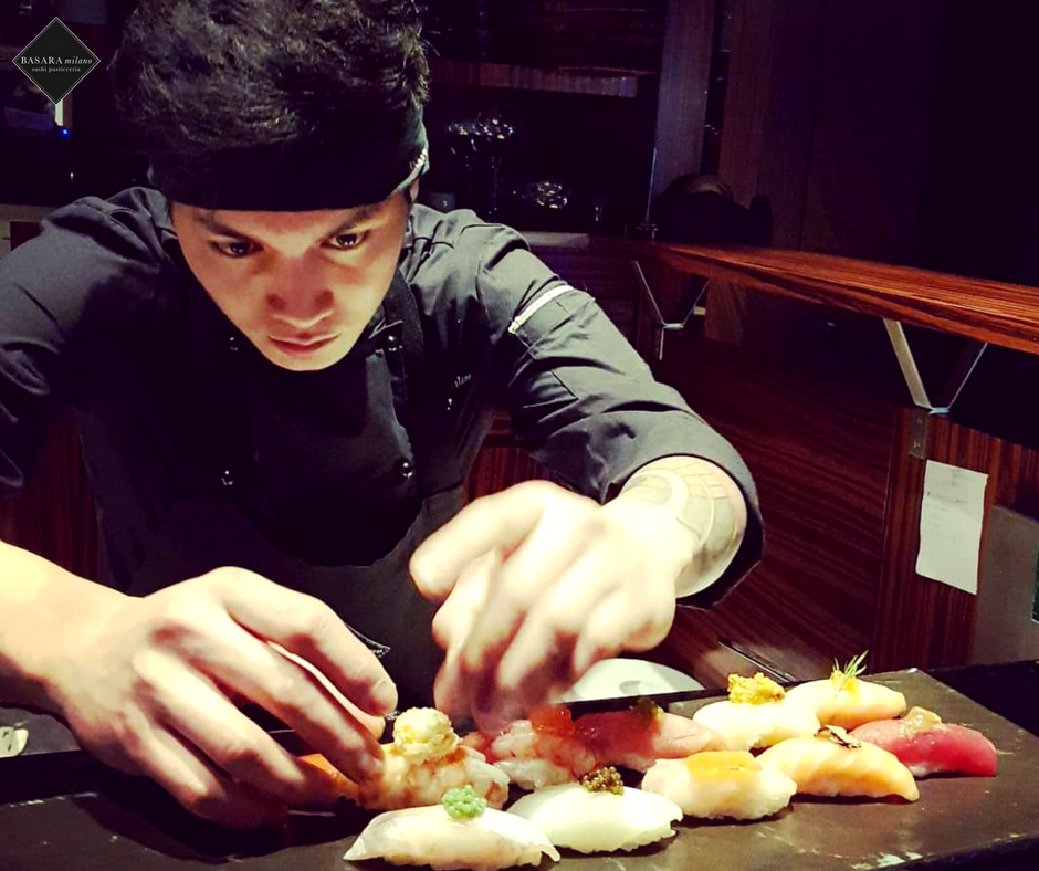 BasaraMilano's tweet photo. Il #sushi è una forma d'arte che va in scena tutti i #giorni durante la preparazione delle nostre #specialità. 
Da #BasaraMilano, voi siete i fortunati spettatori di questa esibizione! Che aspettate? #Dinner #japanesefood #Milano #Venezia #PortoCervo #chef https://t.co/Duz45nAwwC