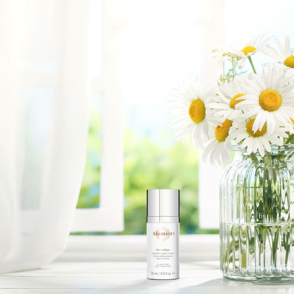 clinicno8's tweet photo. Refresh and hydrate your skin in this cold weather with AluminEye Brightening Eye Cream. It’s packed with peptides that stimulate collagen, diminishing the appearance of fine lines and wrinkles #clinicno8 #skincare #luxurymedical #healthyskin #beauty https://t.co/93UBJ6Xfvj