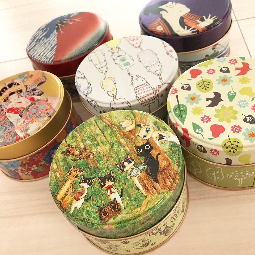 さとるこ 滋賀県 のお茶やさんの 絢爛茶 のお茶缶のデザインをさせて頂きました 銀座歌舞伎座のお土産コーナーで販売中です 缶のキラキラ効果で今までのイラスト とまた違った感じてびっくり 横の部分も可愛いです O O 全部で6種類 色んな柄があっ