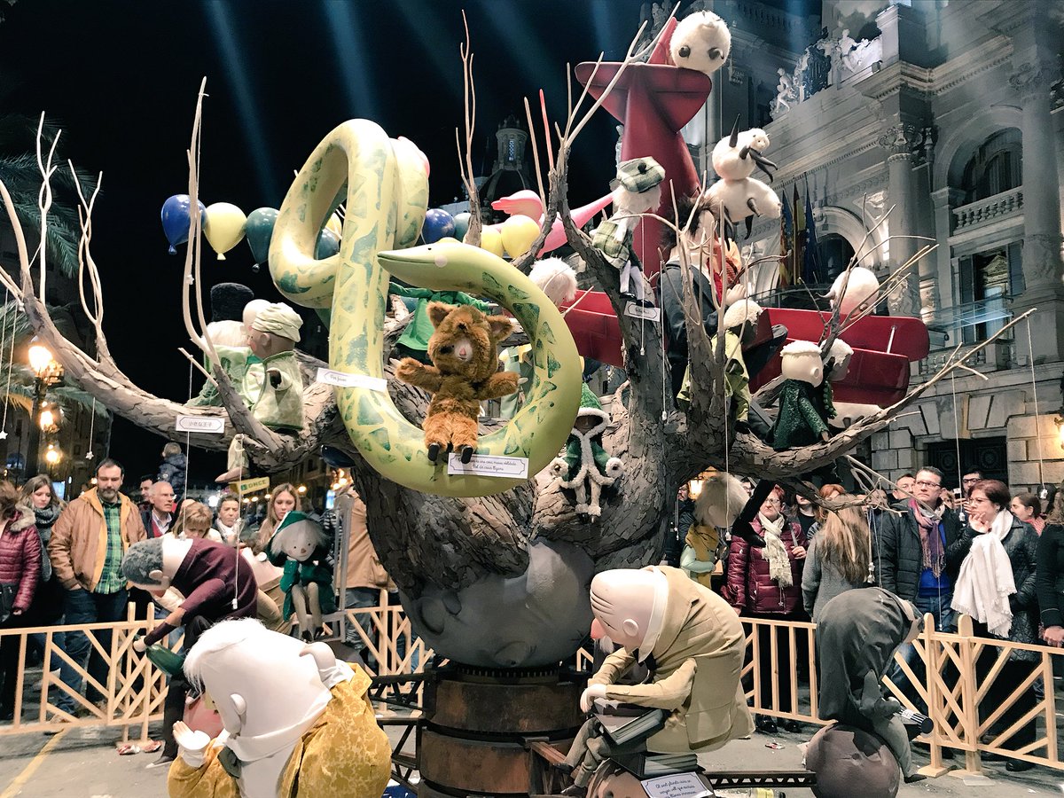 valencianna's tweet photo. Llibres fets #falles. A la plaça de l’Ajuntament de València tenim “el Petit Príncep” regnant.
#LlegimFalles https://t.co/seD3U4nwdZ