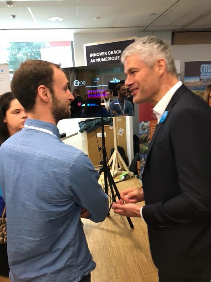 AirNodes's tweet photo. Toujours en direct du #digitalsummit avec une visite de @laurentwauquiez qui découvre notre miroir @annasmartmirror @Minalogic @auvergnerhalpes https://t.co/7VJyBSPAa5