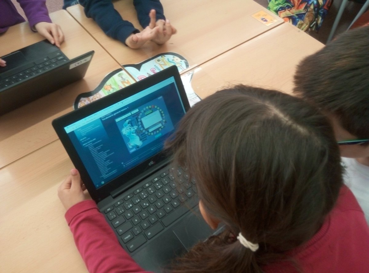 Sergis78's tweet photo. Juguem en equip al "Pasapalabra" amb el suport de #googleclassroom, fulls de càlcul i diccionaris online; #gsuiteedu a tope a 3r de primària #EinesTAC https://t.co/caLsxuOJEq