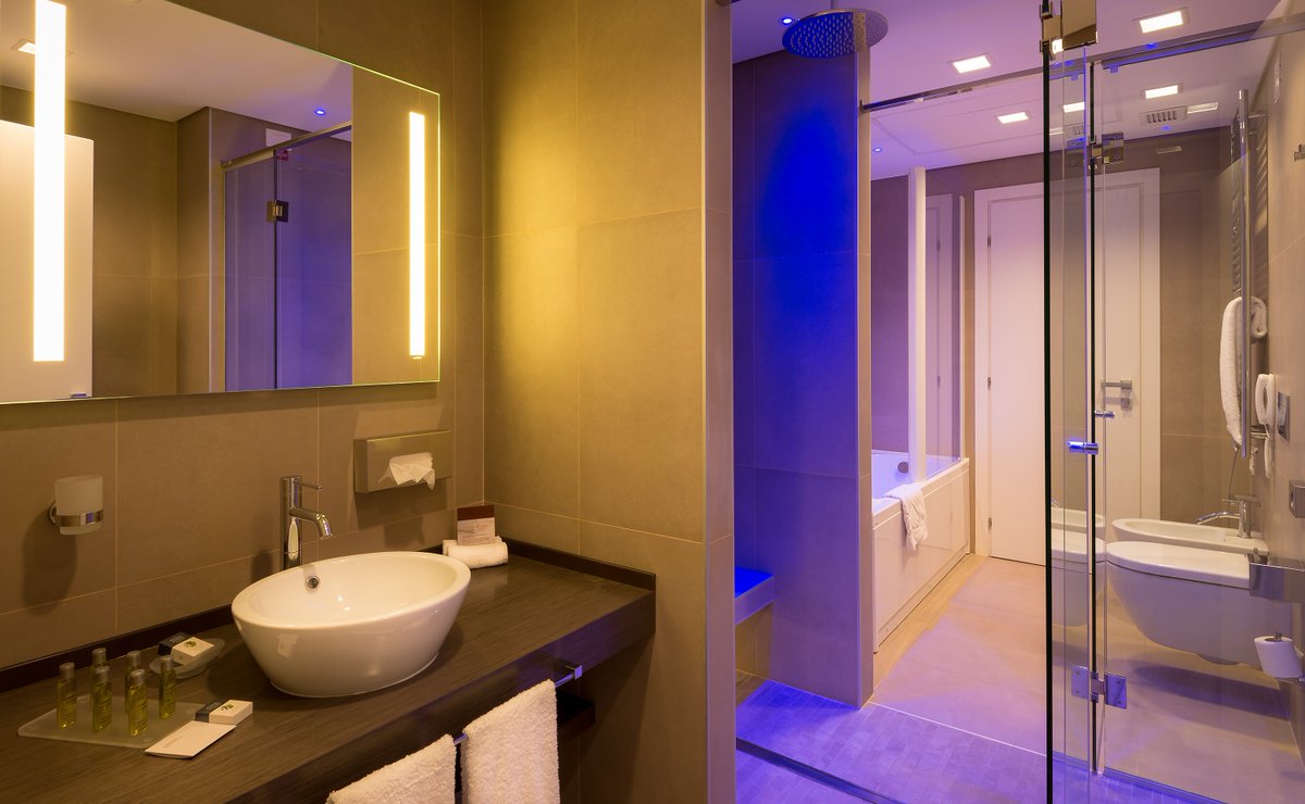 DoubleTreeYer's tweet image. Step in our charming hotel and stay in one of our King One Bedroom Suites with a separate living area and splendid panoramic view of the city 🌃 #doubletreebyhiltonyerevan #doubletreeyerevan #hiltonyerevan #Yerevan #Armenia #visitarmenia #ереван #армения #отельхилтон