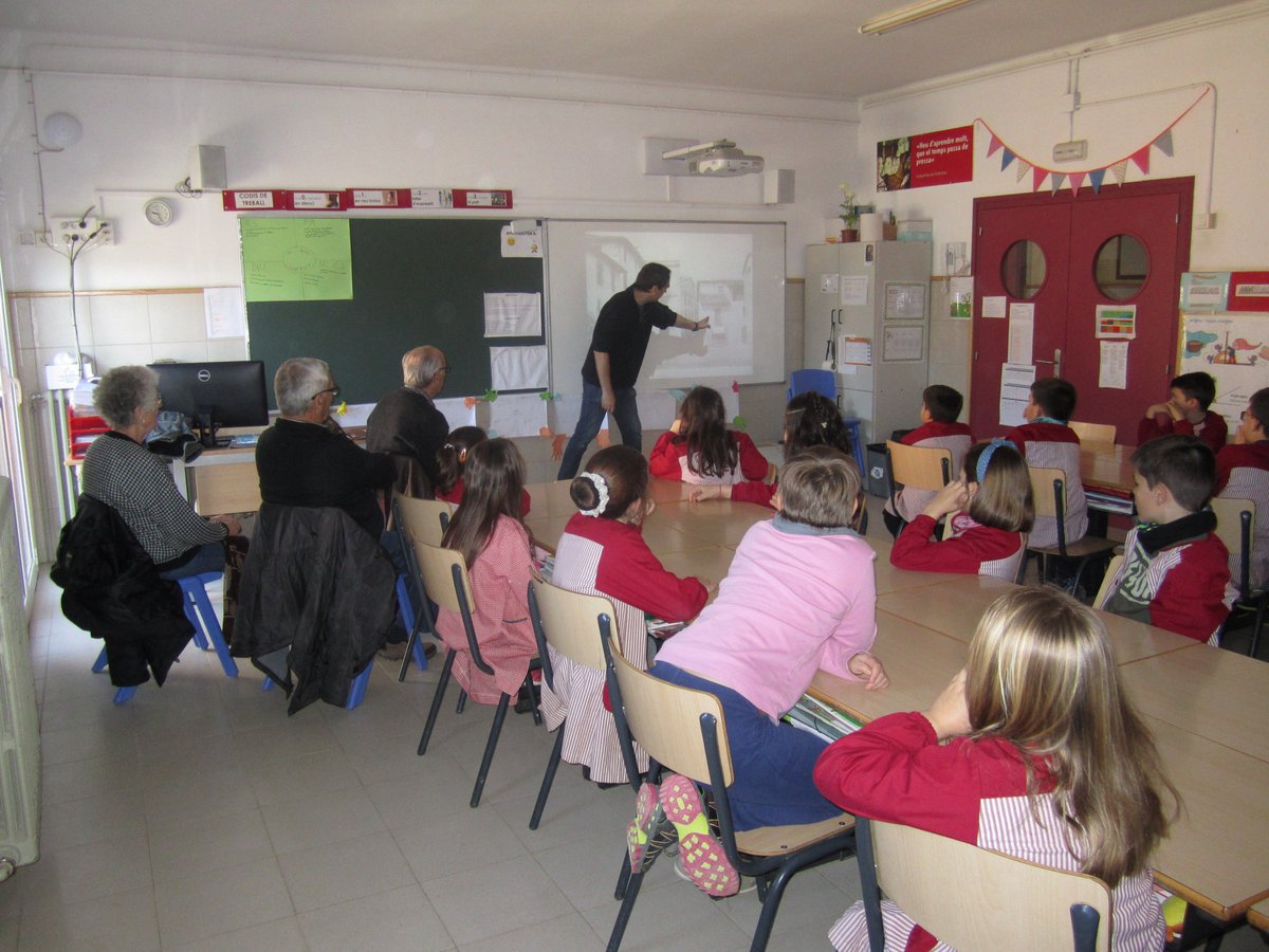 Mancoplana's tweet photo. Els alumnes de 3r de l'escola @VedrunaTona descobreixen com era #Tona fa uns anys, acompanyats de la #gentgranactiva del municipi. El projecte "Tona, ahir i avui": riquesa de records no oblidats! #intergeneracional #passatipresent @tona_aj https://t.co/99GHvSe0Ty