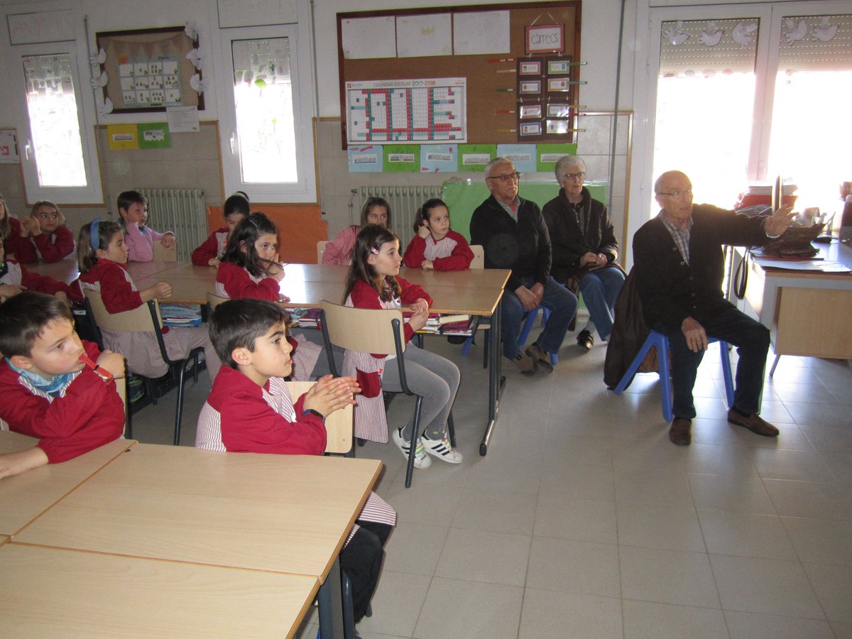 Mancoplana's tweet photo. Els alumnes de 3r de l'escola @VedrunaTona descobreixen com era #Tona fa uns anys, acompanyats de la #gentgranactiva del municipi. El projecte "Tona, ahir i avui": riquesa de records no oblidats! #intergeneracional #passatipresent @tona_aj https://t.co/99GHvSe0Ty